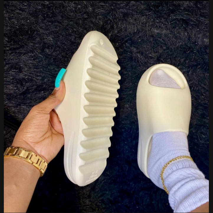 Adidas Yeezy Slides "Bone" WMNS 