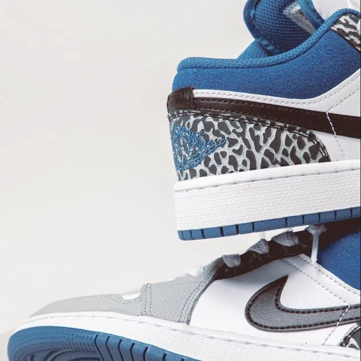 Nike Air Jordan Retro 1 Low SE "True Blue"