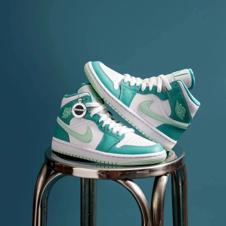 Nike Air Jordan Retro 1 Mid "Marine Green" WMNS