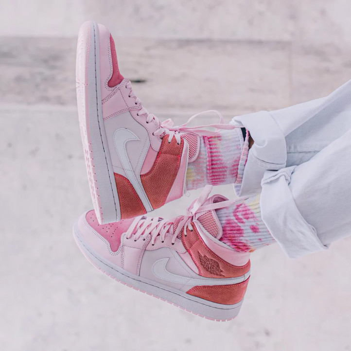 Nike Air Jordan Retro 1 Mid "Digital Pink" WMNS
