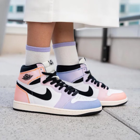 Nike Air Jordan Retro 1 High "Skyline"  WMNS