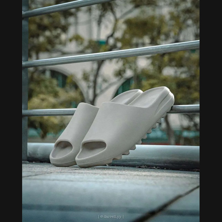 Adidas Yeezy Slides "Pure"