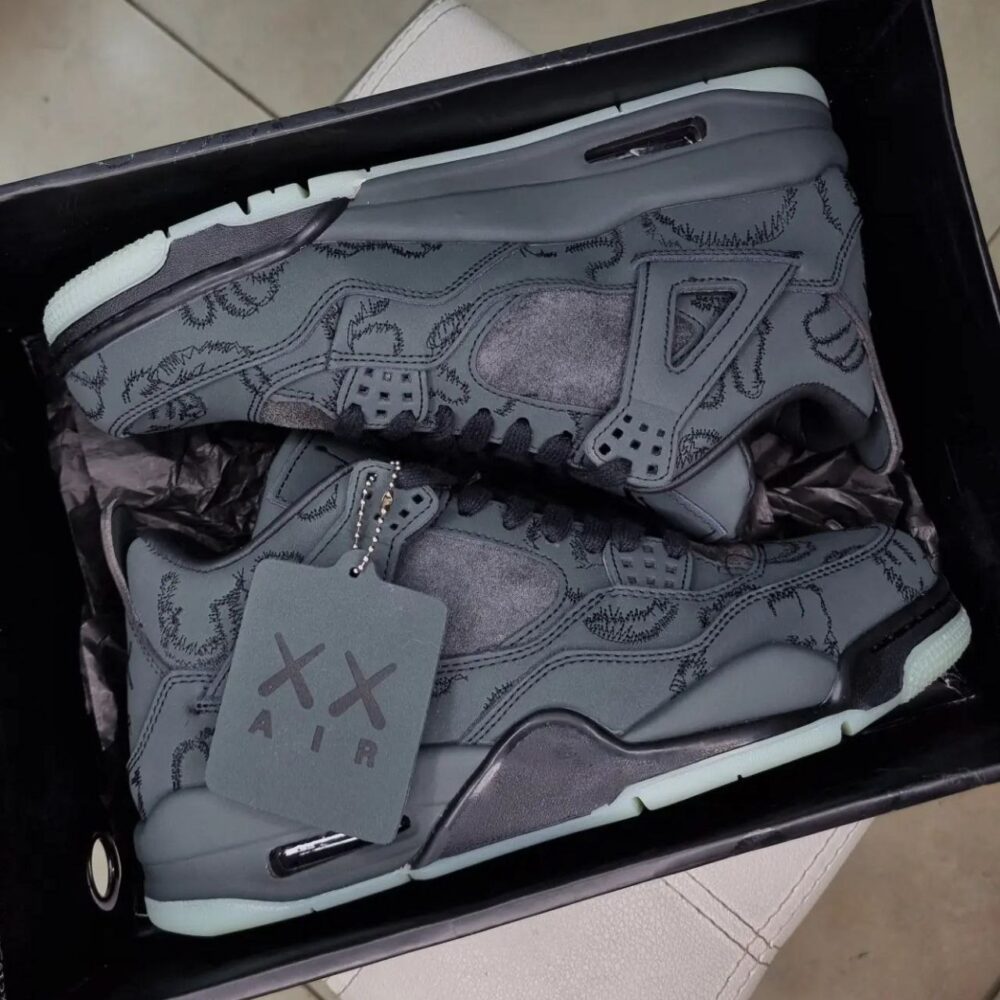 Air Jordan Retro 4 x Kaws "Black"